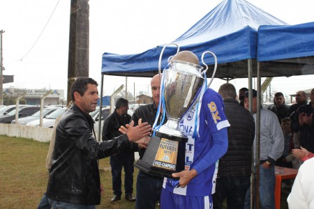 E.C. PRAIA RECEBE TROFEU DE VICE CAMPEÃO.