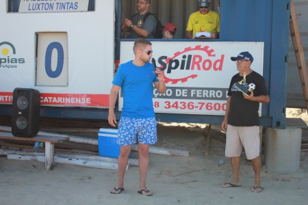 CAMPEAO E VICE RECEBENDO TROFEUS.